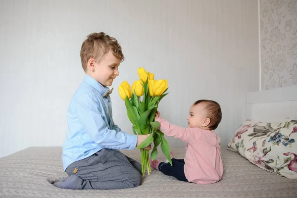 Cerca Foto Hermano Dando Tulipanes Amarillos Hermana Pequeña —  Fotos de Stock