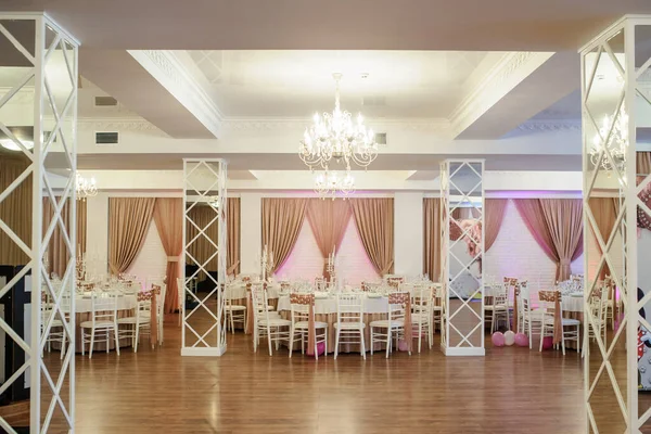 宴会厅 以白色和褐色装饰 为活动作装饰 — 图库照片