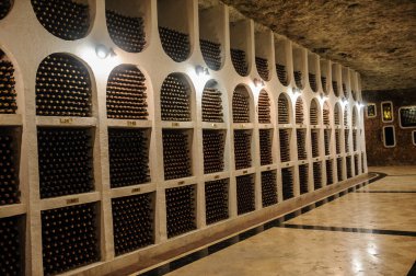 Şarap mahzenlerinde şarap şişeleri, yeraltında eski şarap şişeleri.