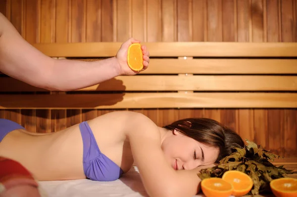 Vista Lateral Una Hermosa Mujer Disfrutando Procedimiento Masaje Con Naranjas —  Fotos de Stock