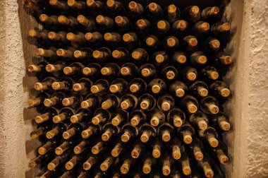  Şarap şişeleri eski şarap mahzenine istiflenmiş.