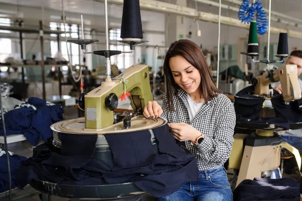 Close Photo Young Woman Working Linking Machine Knitting Textile Industry — Stock Photo, Image