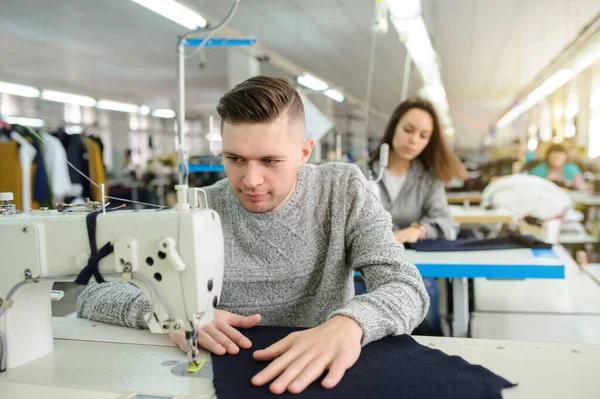 Photo Rapprochée Jeune Homme Autres Couturières Cousant Avec Une Machine — Photo