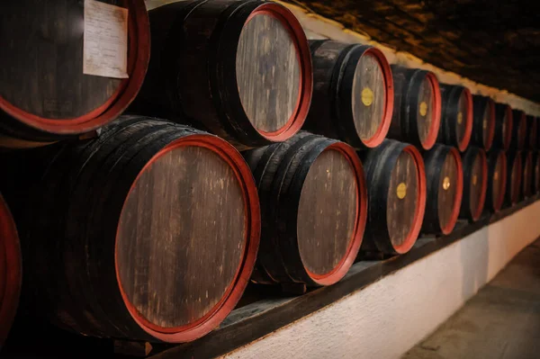 Şaraphanenin Yeraltı Tünellerinde Şarap Ahşap Fıçıları — Stok fotoğraf