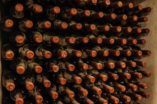酒瓶堆放在旧酒窖里 — 图库照片