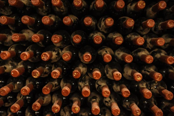 Garrafas Vinho Empilhadas Velha Adega — Fotografia de Stock