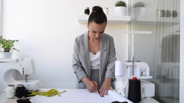 Jovem Alfaiate Mulher Está Projetando Novo Vestido Sua Mini Oficina — Vídeo de Stock