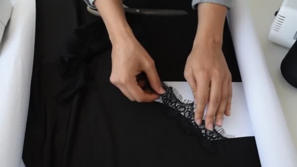 Jeune Femme Tailleur Conçoit Une Nouvelle Robe Dans Son Mini — Video