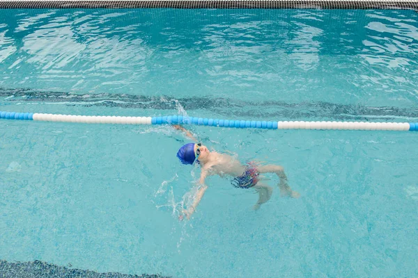 Vue Dessus Garçon Ans Nageant Dos Dans Une Piscine — Photo