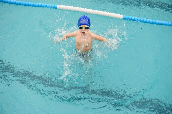 Vista Superior Menino Anos Brincando Nadando Piscina — Fotografia de Stock