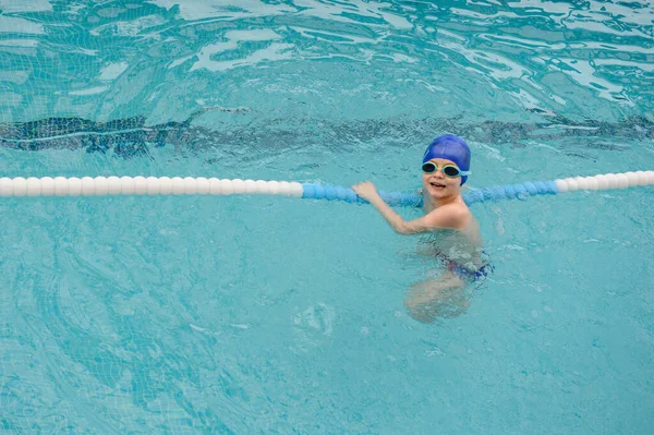 Blick Von Oben Auf Einen Jährigen Jungen Beim Spielen Und — Stockfoto