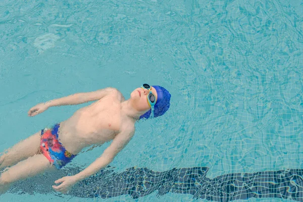Pohled Shora Sedmiletého Chlapce Plavajícího Bazénu — Stock fotografie