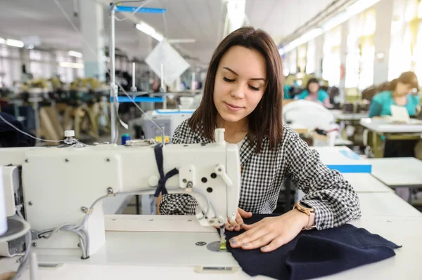 Närbild Ung Kvinna Som Syr Med Symaskin Fabrik — Stockfoto