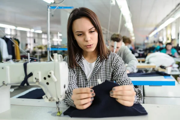 Photo Rapprochée Une Jeune Femme Cousant Avec Une Machine Coudre — Photo