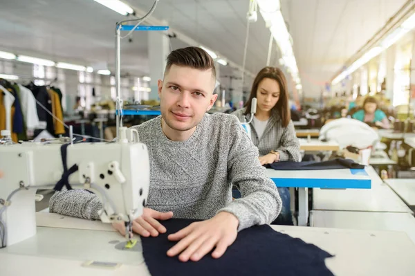 Nahaufnahme Eines Jungen Mannes Und Anderer Näherinnen Die Mit Einer — Stockfoto