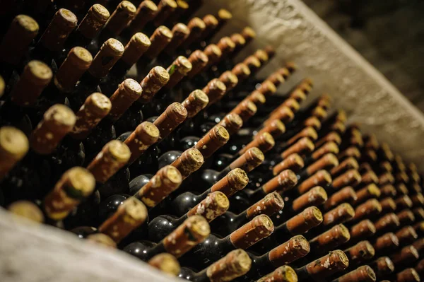 Bouteilles Vin Empilées Dans Une Ancienne Cave Vin — Photo