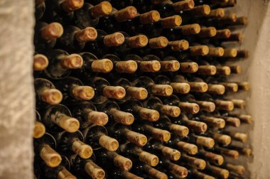  Şarap şişeleri eski şarap mahzenine istiflenmiş.