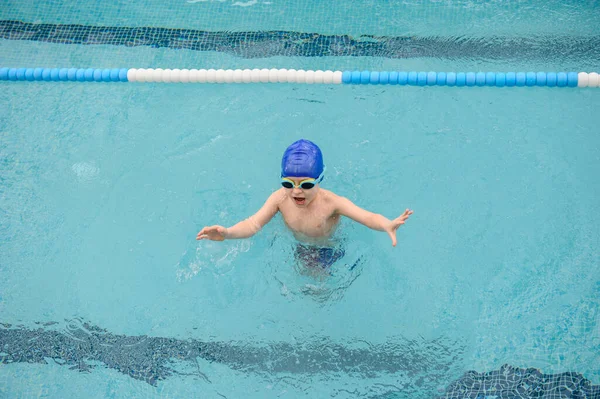 Vista Superior Menino Anos Brincando Nadando Piscina — Fotografia de Stock