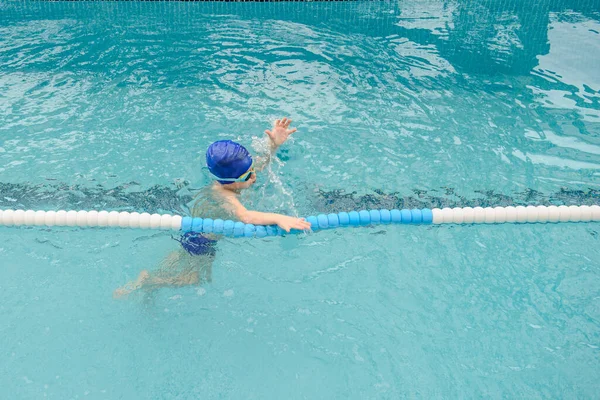 Vista Superior Menino Anos Brincando Nadando Piscina — Fotografia de Stock