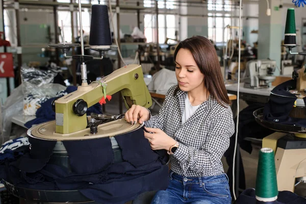 Photo Rapprochée Une Jeune Femme Travaillant Avec Une Machine Tricoter — Photo