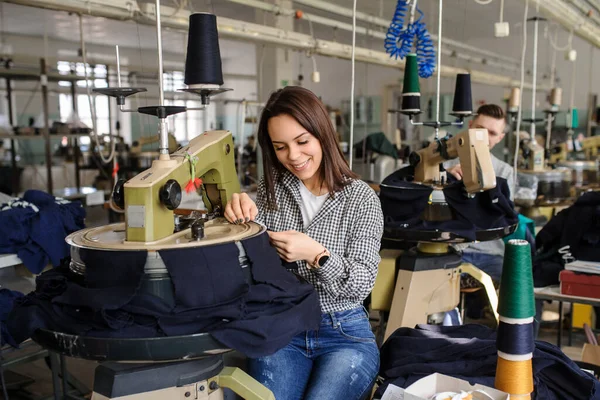 Photo Rapprochée Jeune Homme Une Femme Travaillant Avec Une Machine — Photo