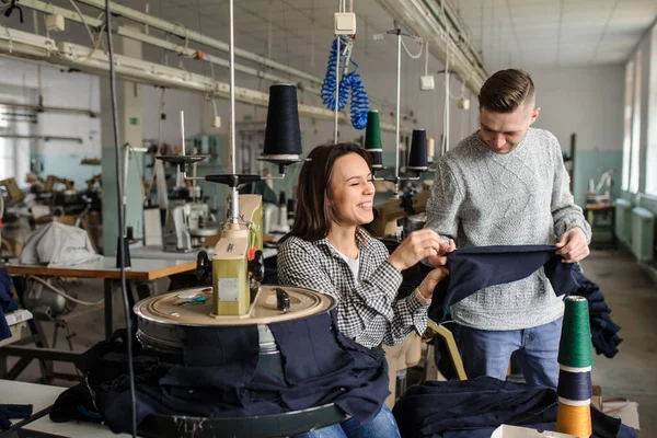 Photo Rapprochée Jeune Homme Une Femme Analysant Travail Machine Liaison — Photo