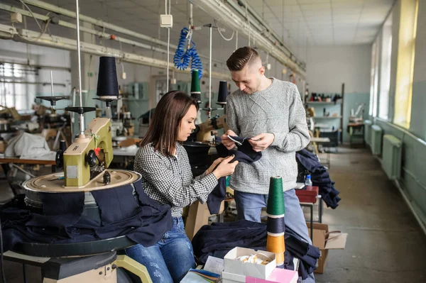 Photo Rapprochée Jeune Homme Une Femme Analysant Travail Machine Liaison — Photo