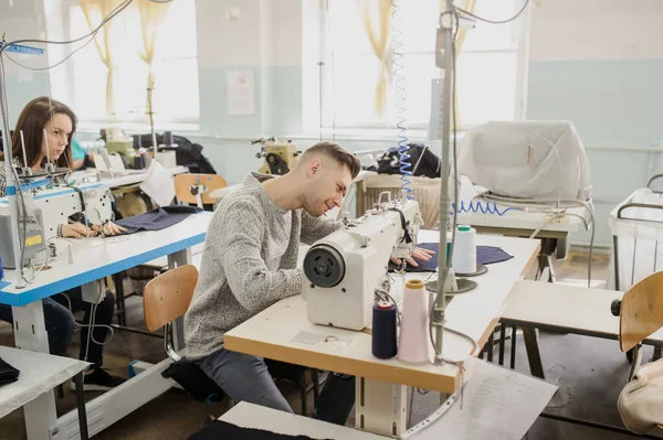 Photo Rapprochée Jeune Homme Autres Couturières Cousant Avec Une Machine — Photo