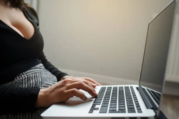 Vista Laterale Brunete Caldo Abito Ufficio Seduto Sul Pavimento Lavoro — Foto Stock