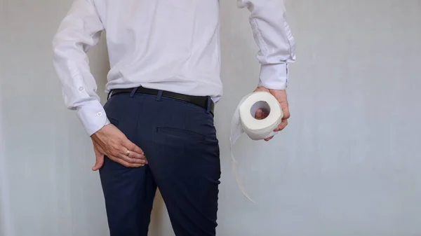 Vista Fondo Joven Con Camisa Blanca Pantalones Azules Sosteniendo Rollo — Foto de Stock