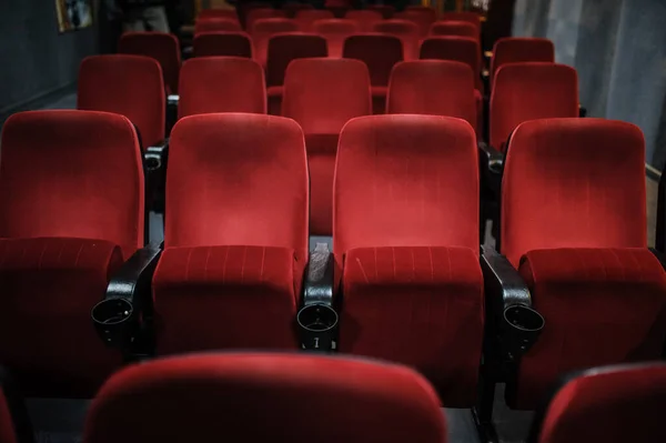 Κοντινή Φωτογραφία Από Σειρές Κόκκινων Καθισμάτων Στον Κινηματογράφο Θέατρο Συναυλία — Φωτογραφία Αρχείου