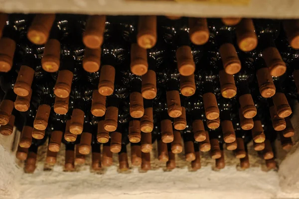 Şarap Şişeleri Eski Şarap Mahzenine Istiflenmiş — Stok fotoğraf
