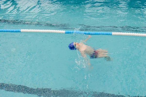 Vista Superior Menino Anos Nadando Costas Uma Piscina — Fotografia de Stock