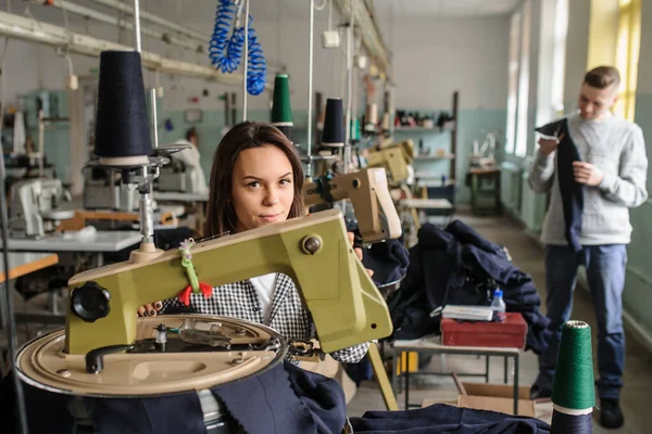 Photo Rapprochée Jeune Homme Analysant Travail Une Femme Travaillant Avec — Photo