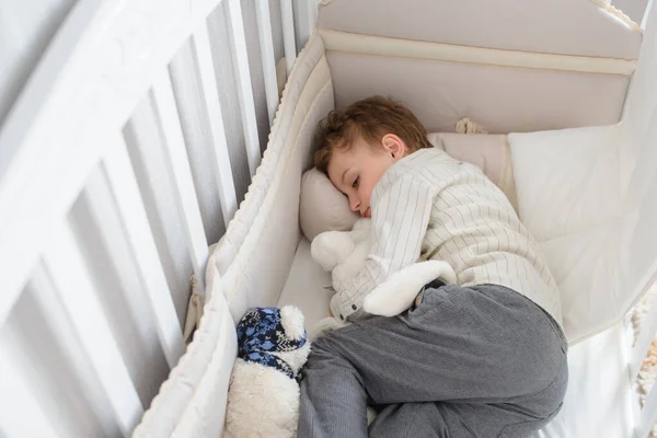 Draufsicht Auf Einen Blonden Siebenjährigen Jungen Der Weißen Holzbett Seiner — Stockfoto