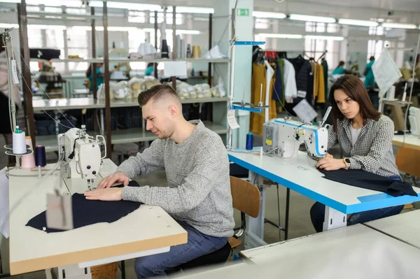 Photo Rapprochée Jeune Homme Autres Couturières Cousant Avec Une Machine — Photo