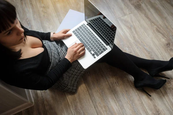 Vista Laterale Brunete Caldo Abito Ufficio Seduto Sul Pavimento Lavoro — Foto Stock