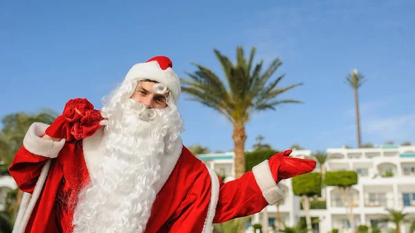 Zbliżenie Zdjęcie Santa Claus Spacery Pobliżu Kurortu Wybrzeżu Pobliżu Palm — Zdjęcie stockowe
