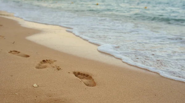 Fußabdrücke Menschlicher Füße Auf Dem Sand Strandnähe — Stockfoto