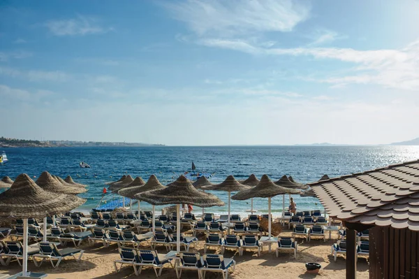 Thatched Beach Umbrellas Loungers Beach Idyllic Tropical Resort Summer Vacation — Stock Photo, Image