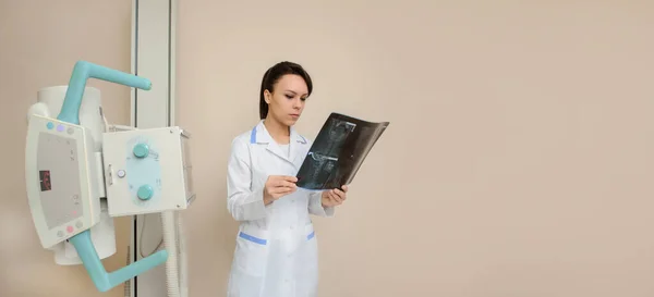 Uma Jovem Médica Radiologista Está Examinando Radiografia Coluna Vertebral Paciente — Fotografia de Stock