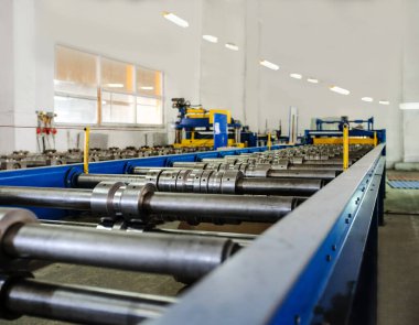 Metal kiremit çatı fabrikasının içi. Metal kiremit çatı profil üreticileri. Kimse yok.. 