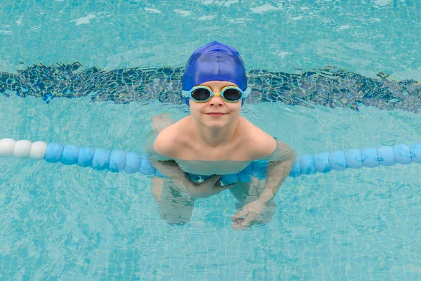 Vista Superior Menino Anos Brincando Nadando Piscina Sorrindo Rindo — Fotografia de Stock