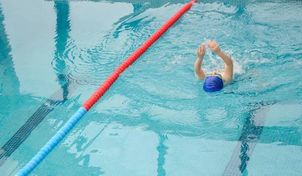 Vista Superior Menino Anos Nadando Costas Uma Piscina — Fotografia de Stock