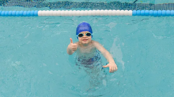 Vista Superior Menino Anos Brincando Nadando Piscina Sorrindo — Fotografia de Stock