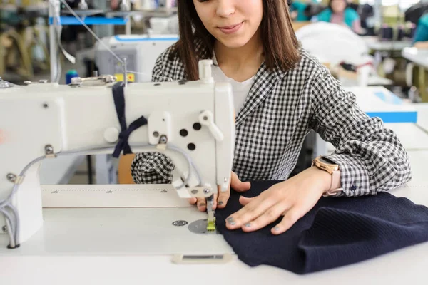 Photo Rapprochée Une Jeune Femme Cousant Avec Une Machine Coudre — Photo