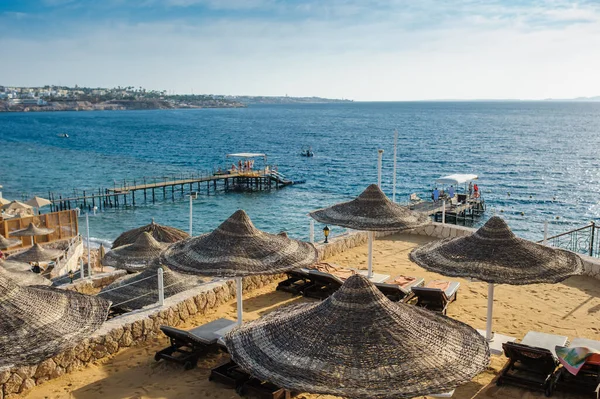 Ombrelloni Lettini Spiaggia Idilliaco Resort Tropicale Una Vacanza Estiva — Foto Stock
