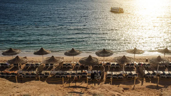 Thatched Beach Umbrellas Loungers Beach Idyllic Tropical Resort Summer Vacation — Stock Photo, Image