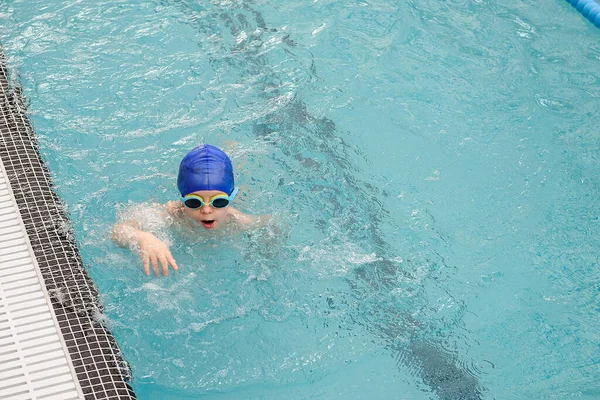 Vista Superior Menino Anos Brincando Nadando Piscina — Fotografia de Stock