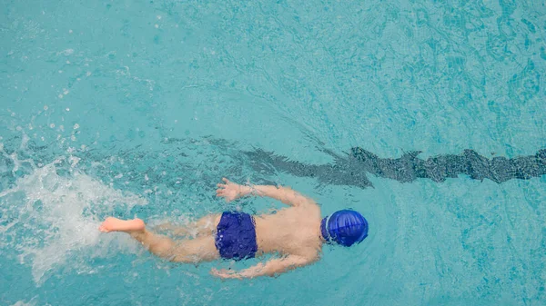 Вид Зверху Річного Хлопчика Який Грає Плаває Басейні — стокове фото